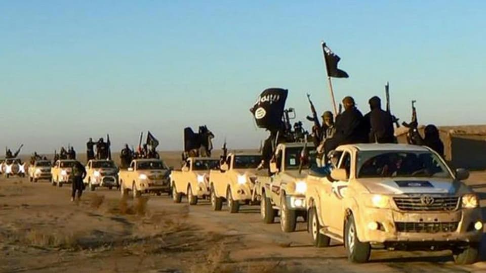 Ina colonna d'autos da la milissa da terror Stadi Islamic