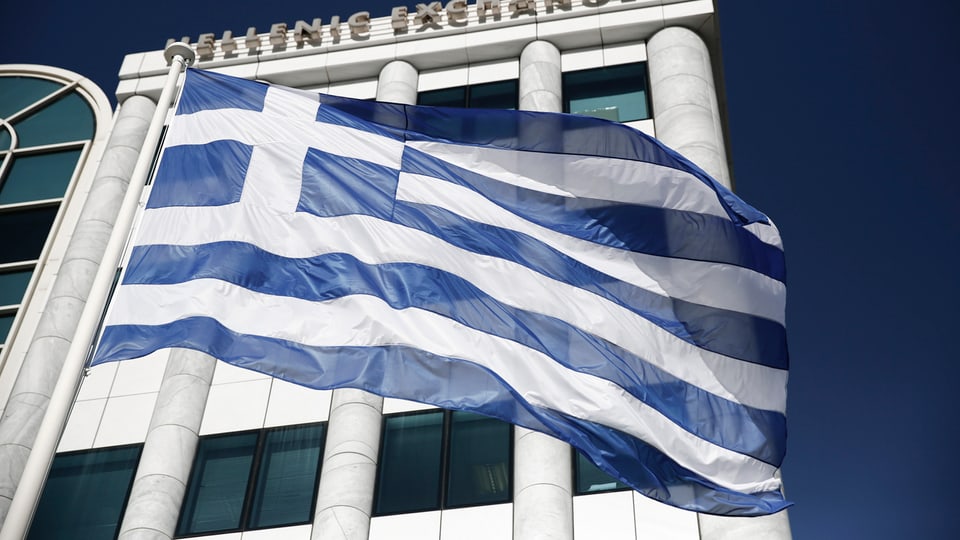 La bandiera greca el vent avant il bajetg da la börsa greca.