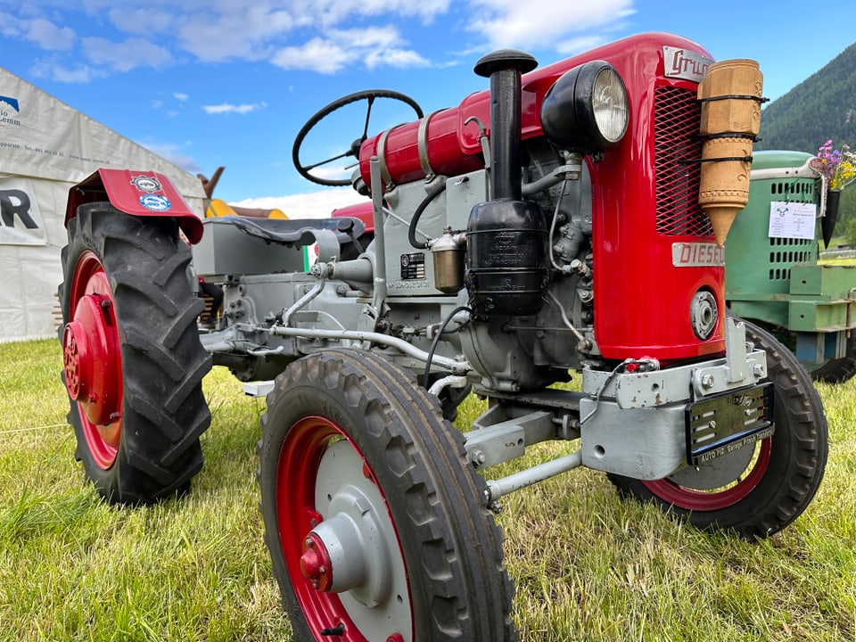 Oldtimer Traktor mit blauem Himmel im Hintergrund