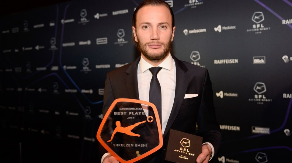 Il ballapedist Shkelzen Gashi dal FC Basilea cun ses premi sco meglier giugader.