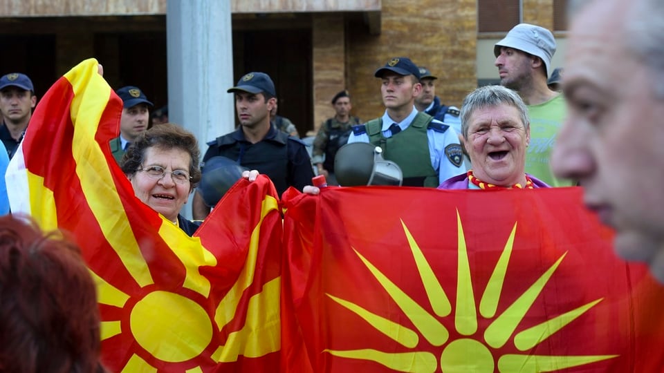 Demonstrants e polizia avant l'edifizi dal parlament a Skopje.