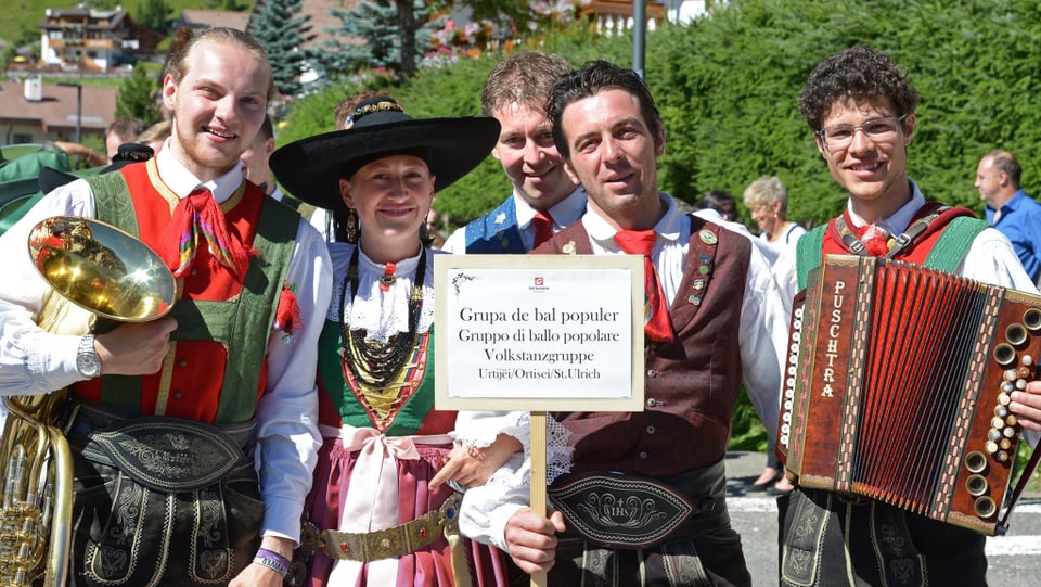 Ina gruppa da saut da las Dolomitas.