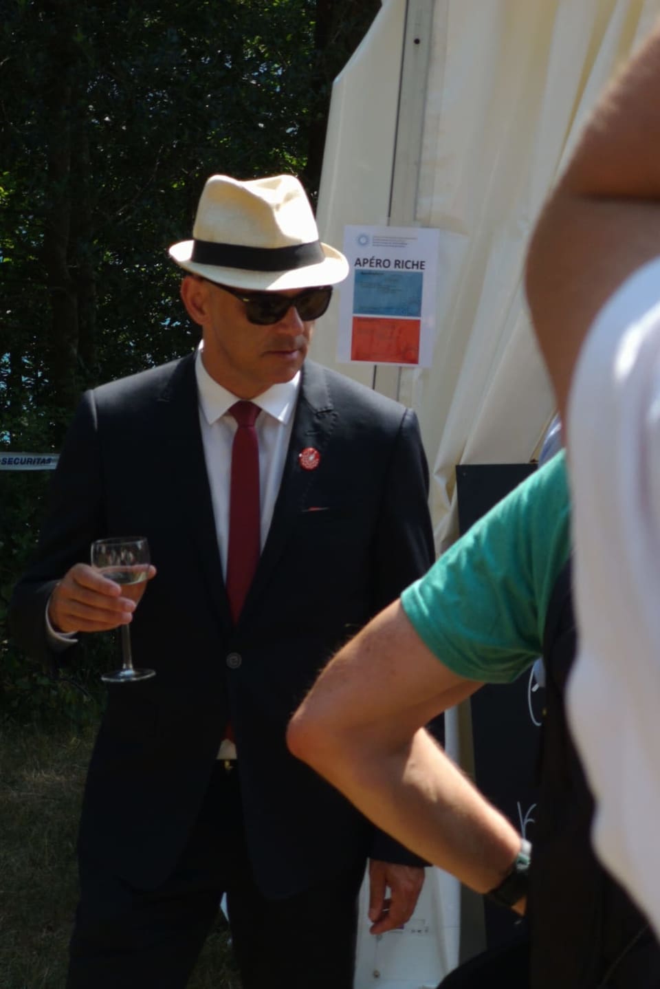 Alain Berset cun chape da sulegl.