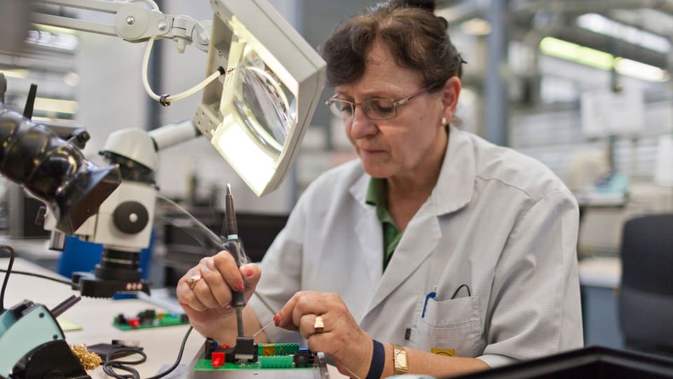 dunna pli veglia che lavura en fabrica 