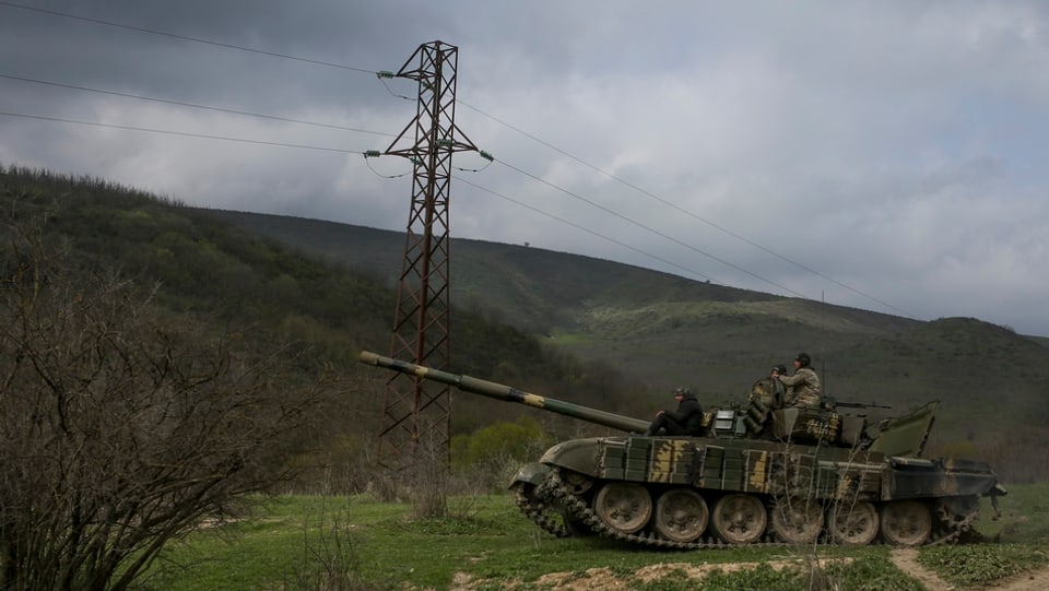 Char armà en la regiun da la muntogna da Karabach.