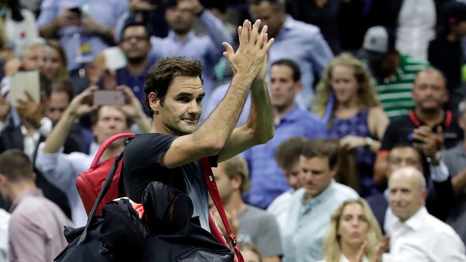 purtret da Roger Federer che sblatscha ils mauns