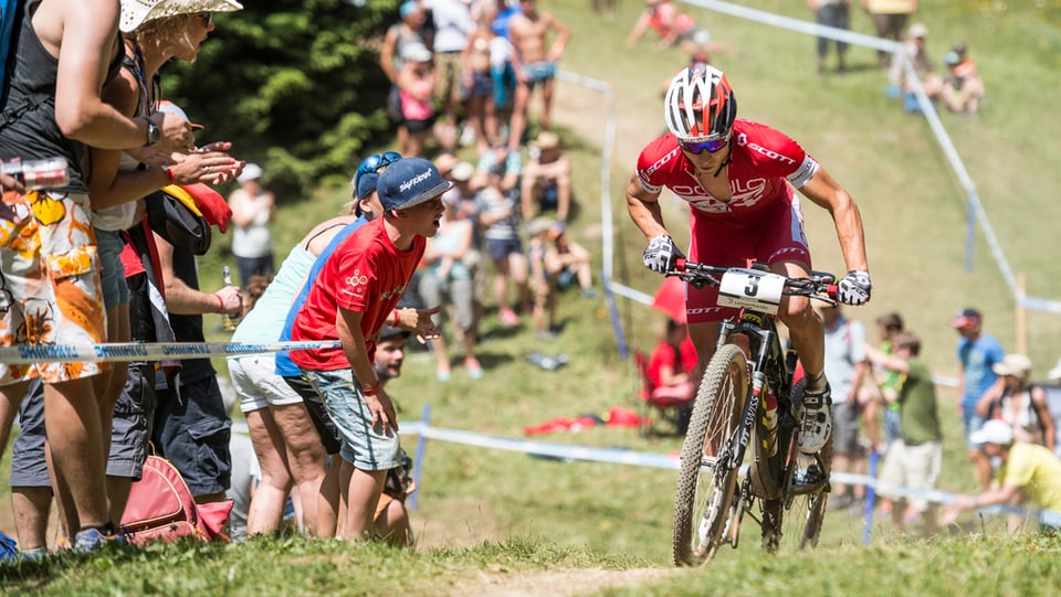 Nino Schurter ed ils auters megliers mountainbikers dal mund cumbattan a Lai per puncts en la cuppa mundiala. Ils fans dattan era tut. 