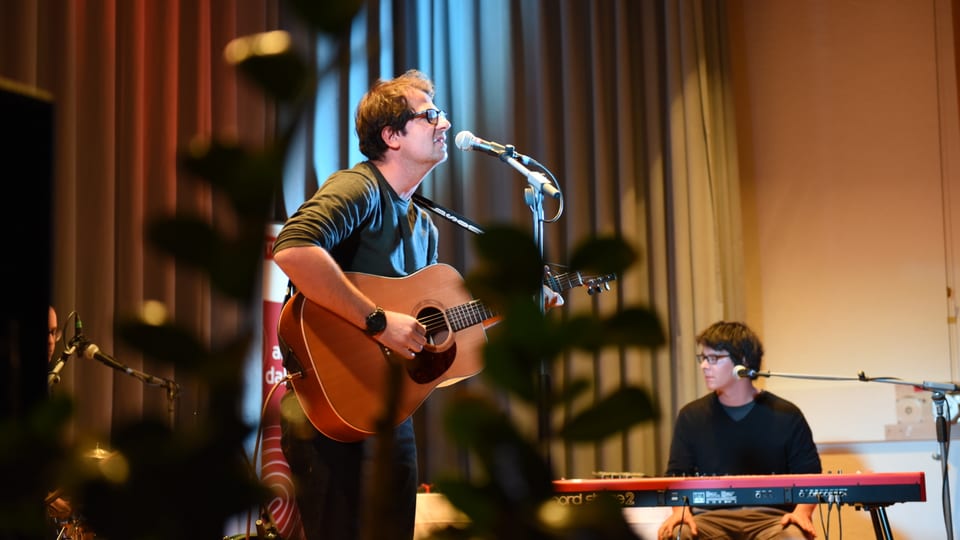 Curdin Nicolay e sia band Il chantautur engiadinais Curdin Nicolay.