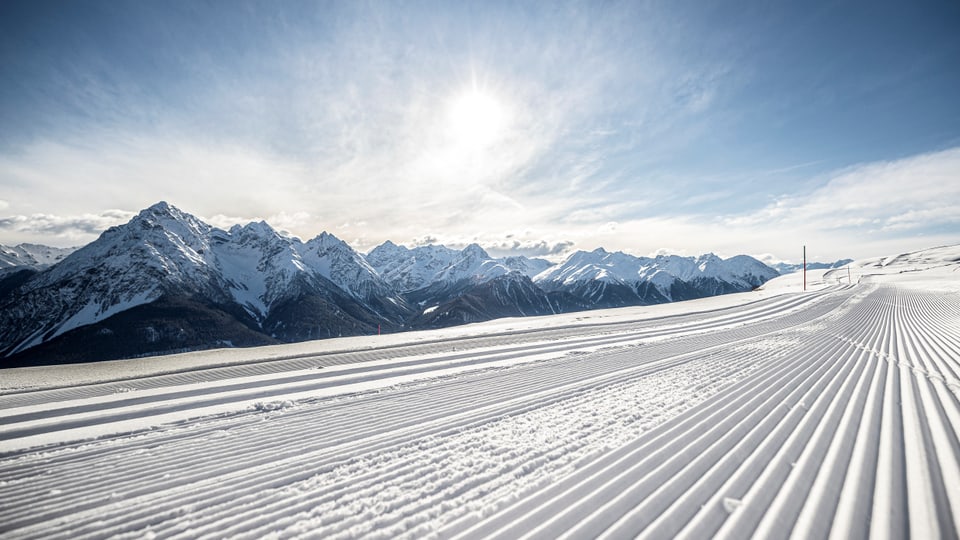 Skipiste in Scuol bei schönem Wetter / RTR Wettbewerb Gondel in Scuol
