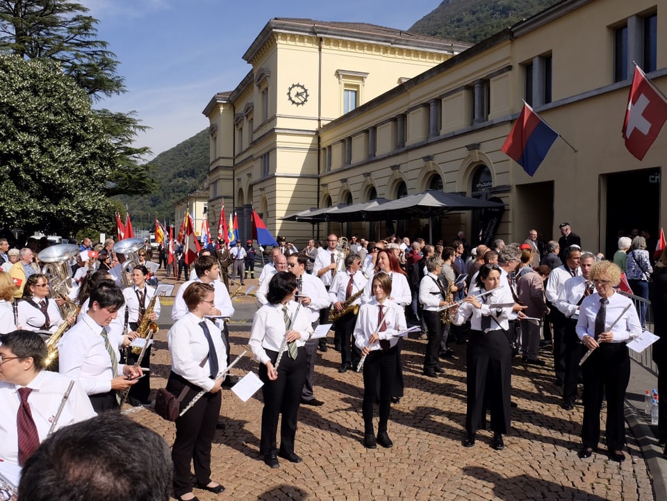 Purtret da la musica davant la staziun.