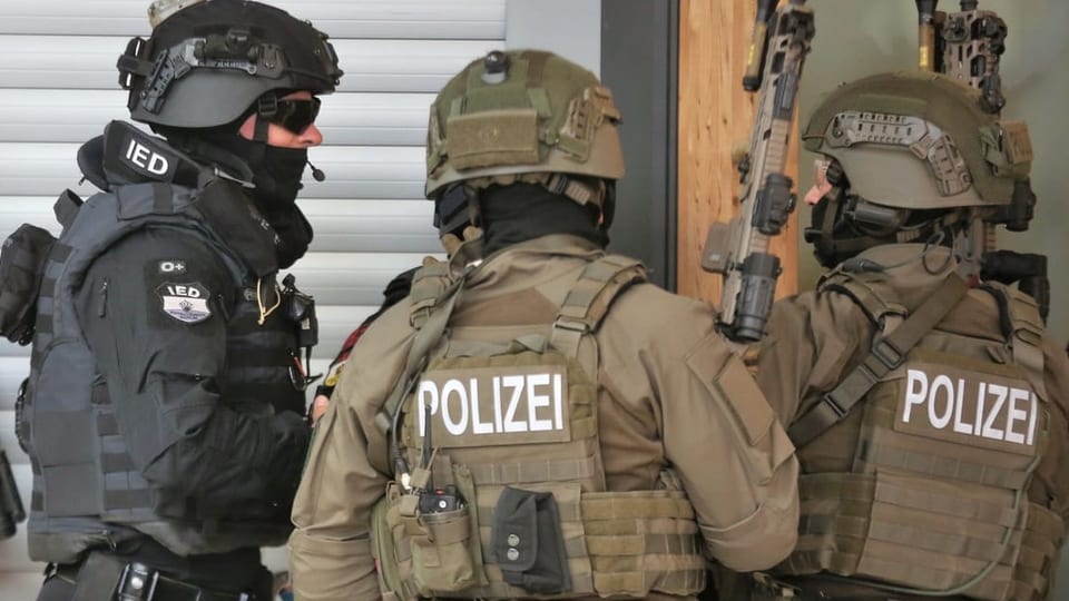 Trais polizist cun armas.