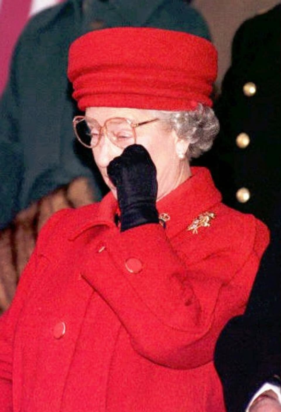 In rar maletg: La Queen che fruscha davent in larmin. Quai cura ch’ella ha stuì dar adia a ses bastiment “Britannia” il 1997.