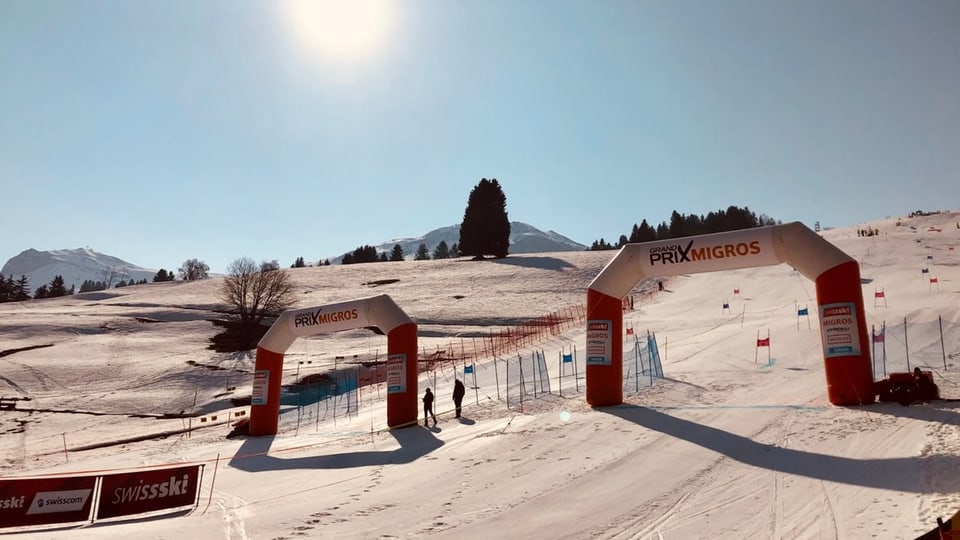 Pista, portas da cursa da skis, arrivada