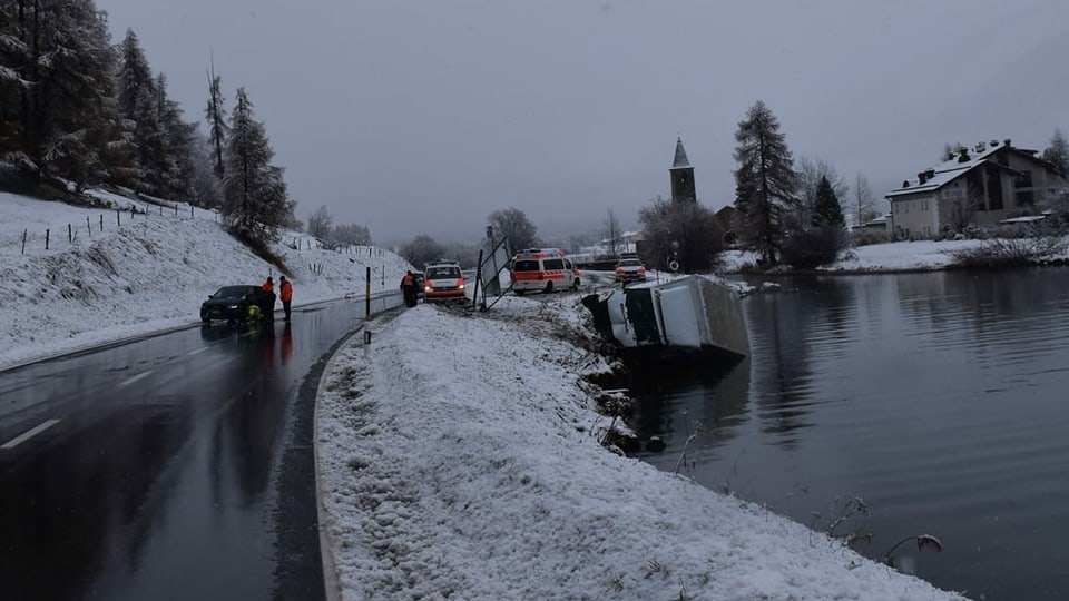 Auto da polizia, ambulanza ed ils vehichels d'accident. L'auto da transport da la vart en il lai.