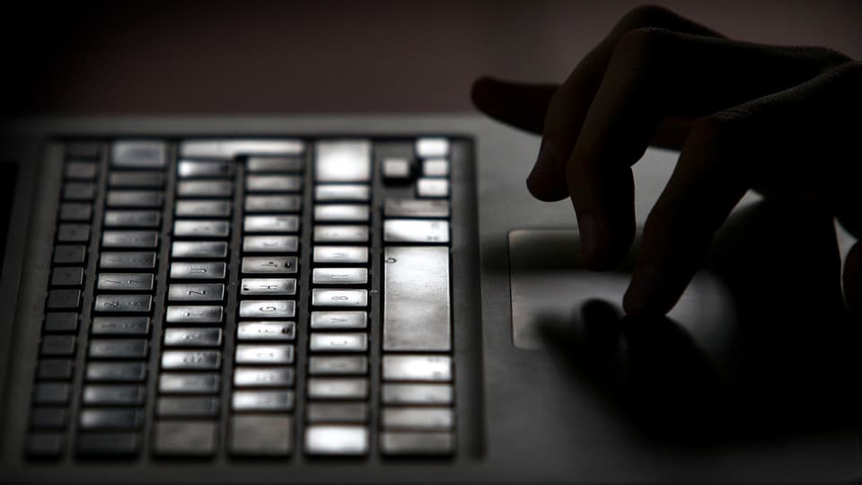 Purtret d'ina tastatura d'in laptop ed ina per mauns che scrivan. 