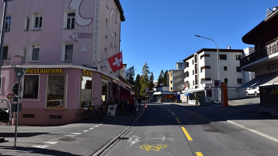 Promenada da Tavau vitg cun marcas da la polizia en il lieu da la collisiun