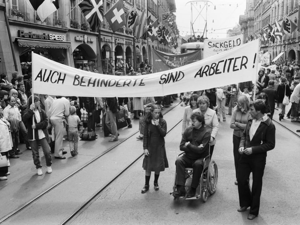 Demonstraziun (1981) per dapli acceptanza en la societad