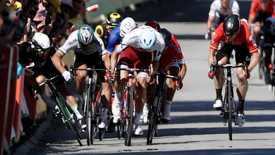 Purtret da Sagan che stauscha Cavendish en la barricada. 