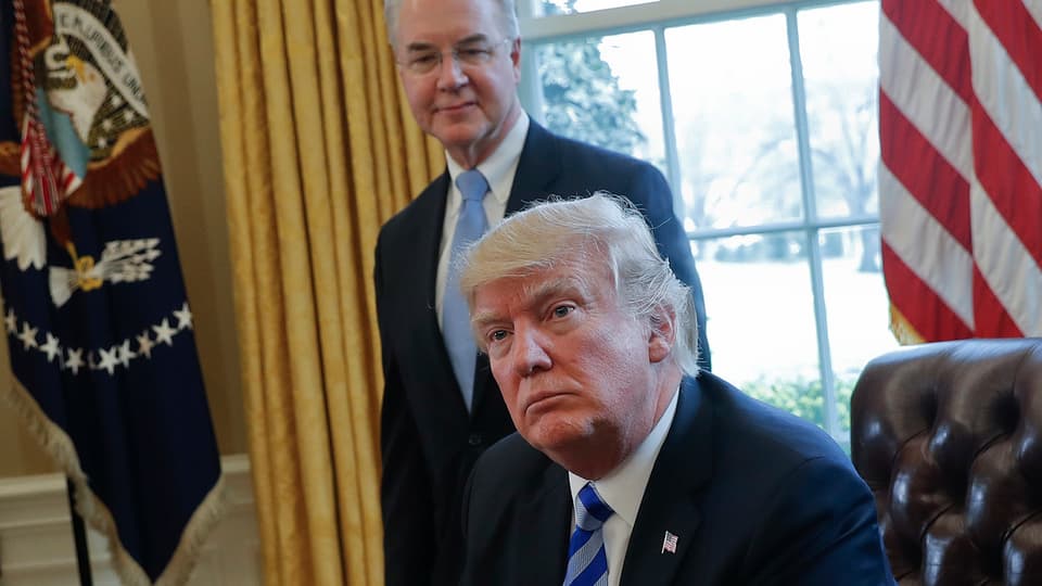 Donald Trump sesa cun ina fatscha indignada en l'Oval Office ed ignorescha a Price che stat suenter el.