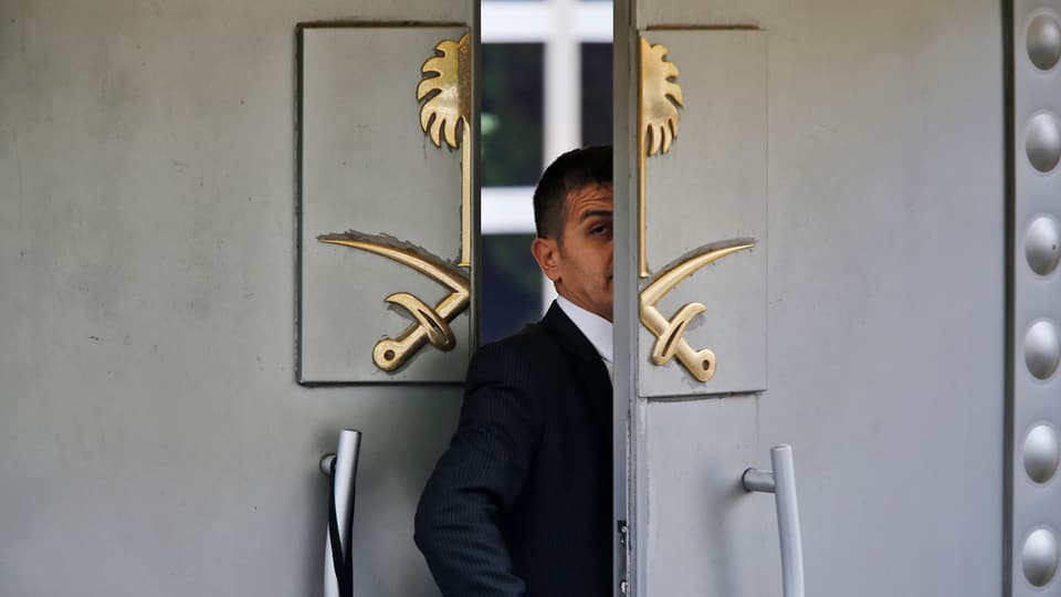 Um tar l'entrada dal consulat arab ad Istanbul.