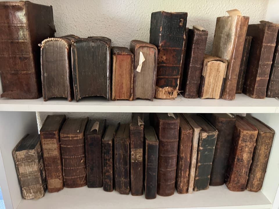 Eine Auswahl alter rätoromanischer Bücher.