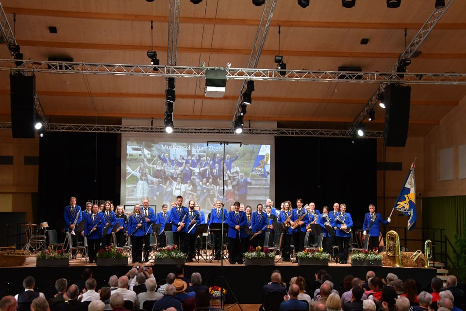 Musiverein Zizers steht auf der Bühne