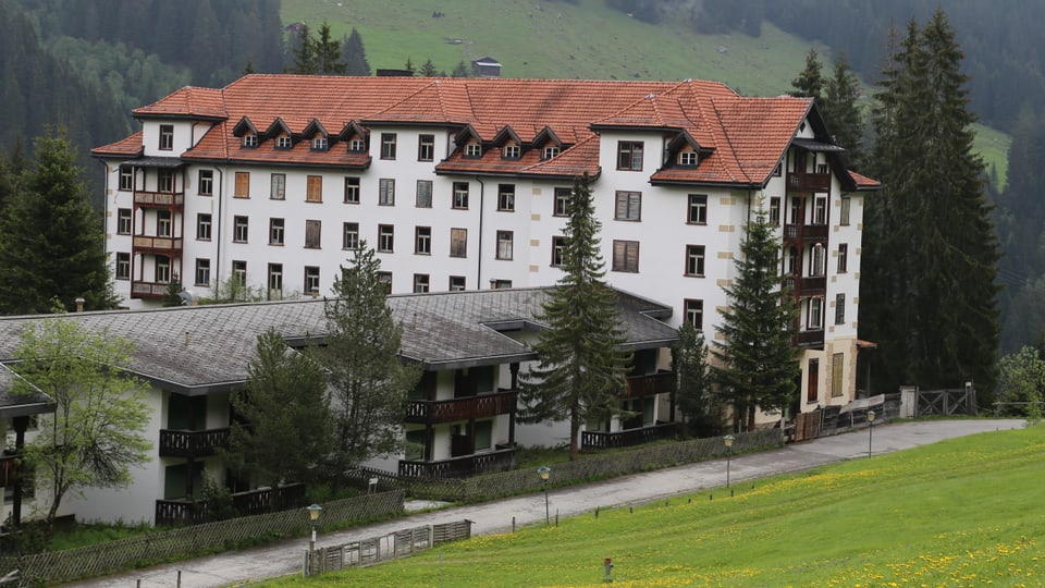 Il bajetg da hotel bogn Tenigia s presenta en in mal stan, la mesadad da las fanestras dil tract vegl en ruttas