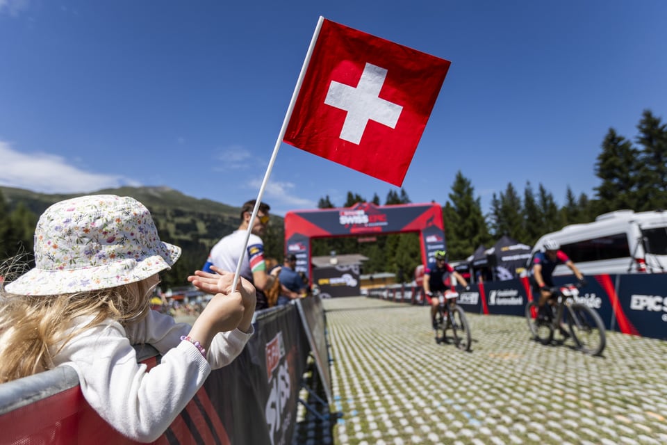 Kind mit Schweizerfahne am Swiss Epic