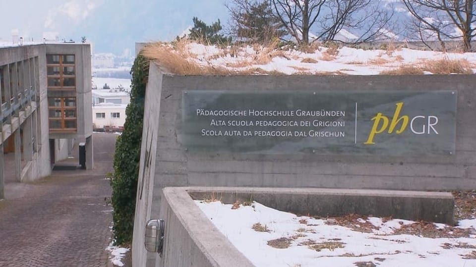 Placat a l'entrada da la scola.