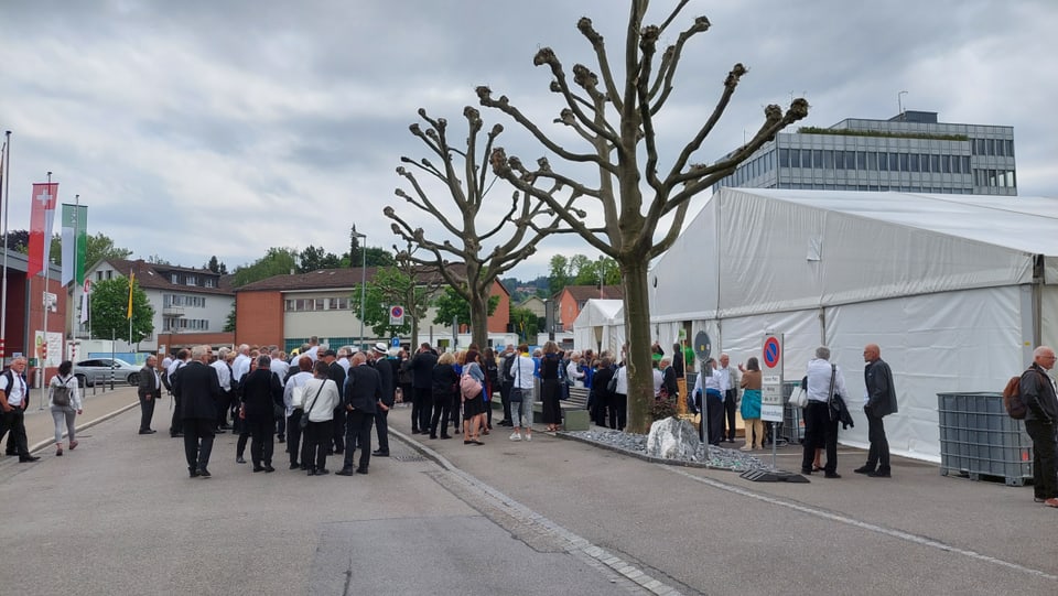 blera glieud avant l'entrada da la tenda