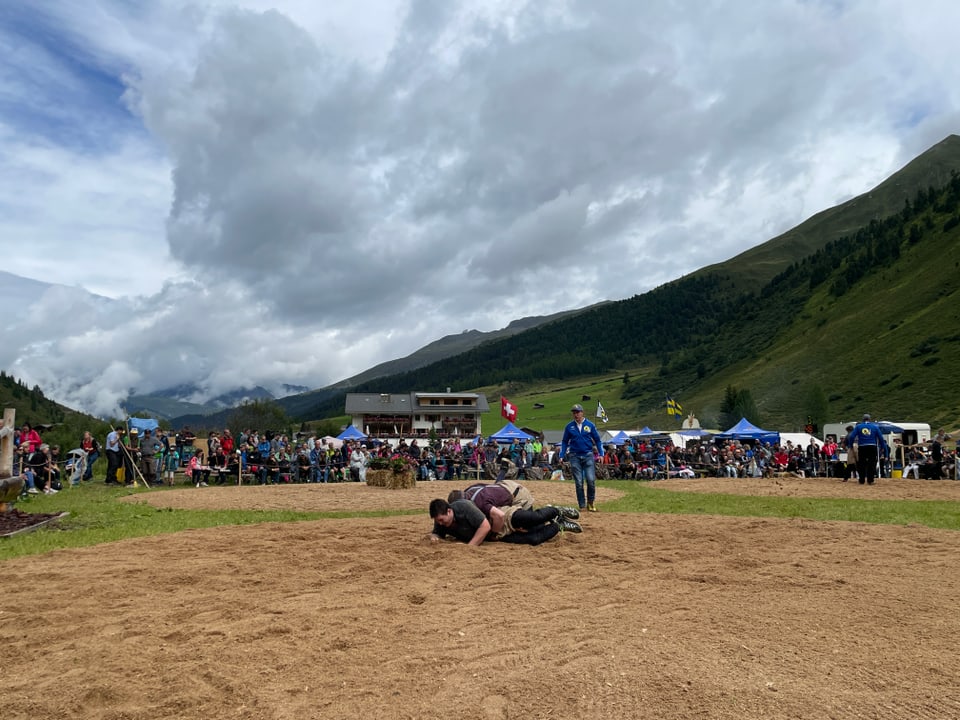 Claudio Regli aus Tarasp im Sägemehl