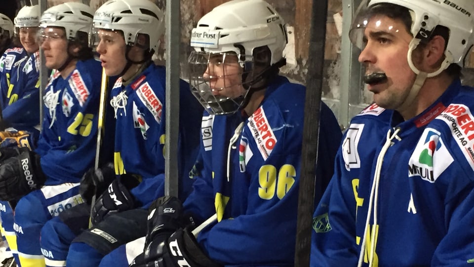Giugaders dal EHC San Murezzan sesan sin il banc en mondura cumplaina.