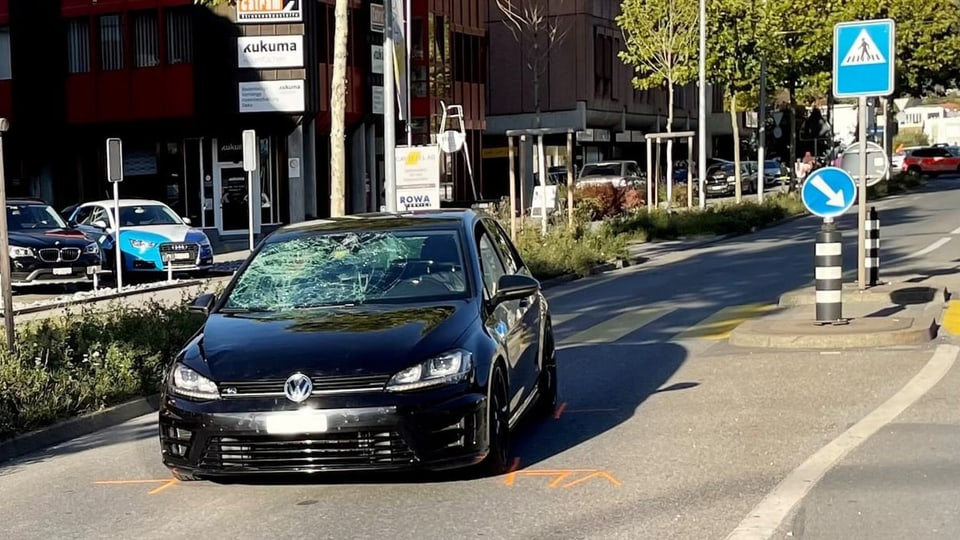 Auto donnegià suenter accident cun pedun.