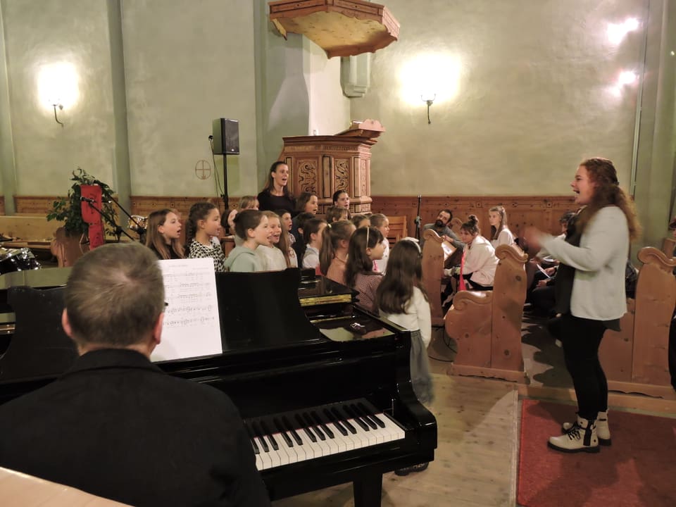 Ein Kinderchor der Musikschule singt