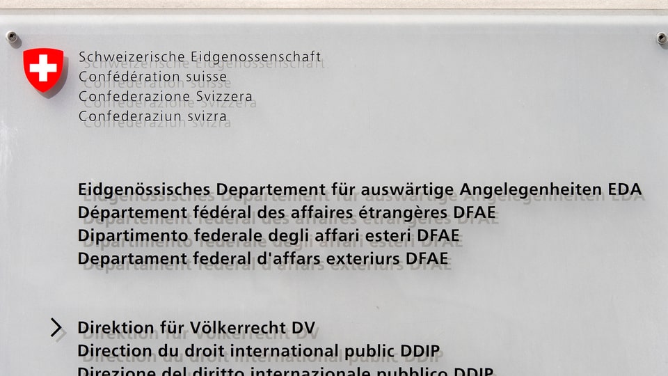 Purtret d'ina tabla davant la sedia da l'EDA. 