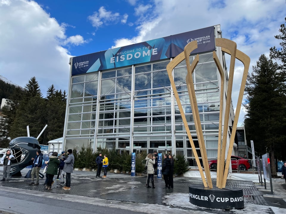 Chasa davant il stadion a Tavau. Spenglercup, Davos, Eishockey, HCD