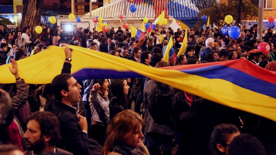 Glieud sin la via a Bogota fa festa.