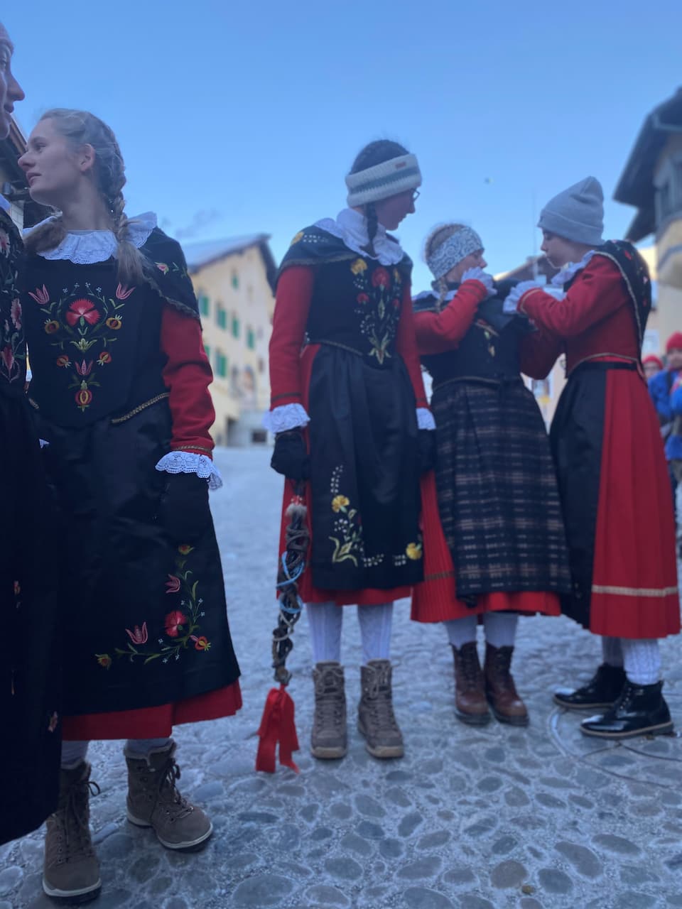 Zuoz dunnas en costums en discurs
