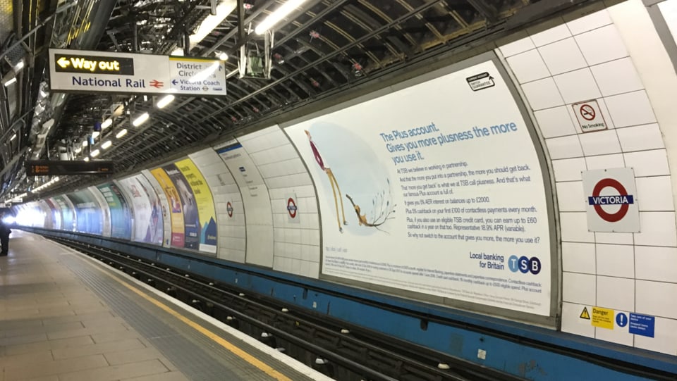 Il maletg mussa ina staziun da la metro a Londra