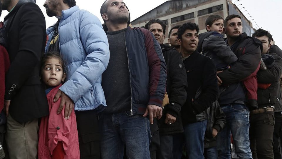 Fugitivs da Chios e Lesbos spetgan a Piräus sin la distribuziun da mangiativas.
