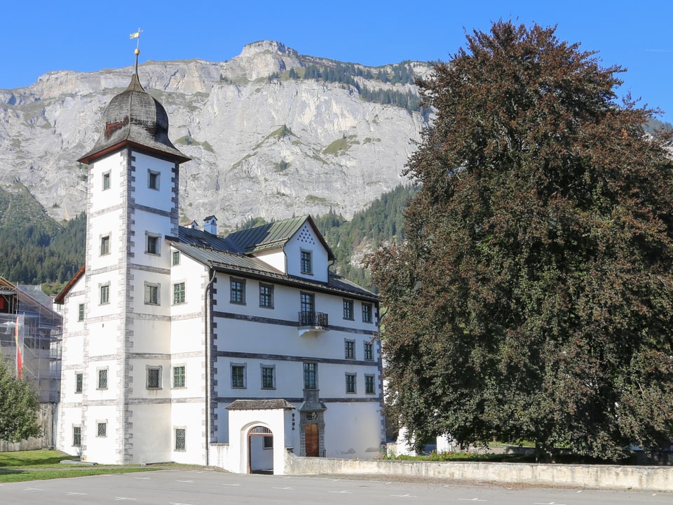 Il Schlössli la sedia da l'administraziun da Flem, davos tir il crap da Flem. 