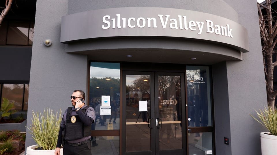 Um da security avant la Silicon Valley Bank ils 13 da mars a Santa Clara