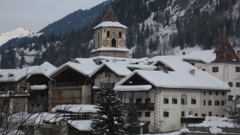 chasas e la baselgia dal vitg da Bravuogn