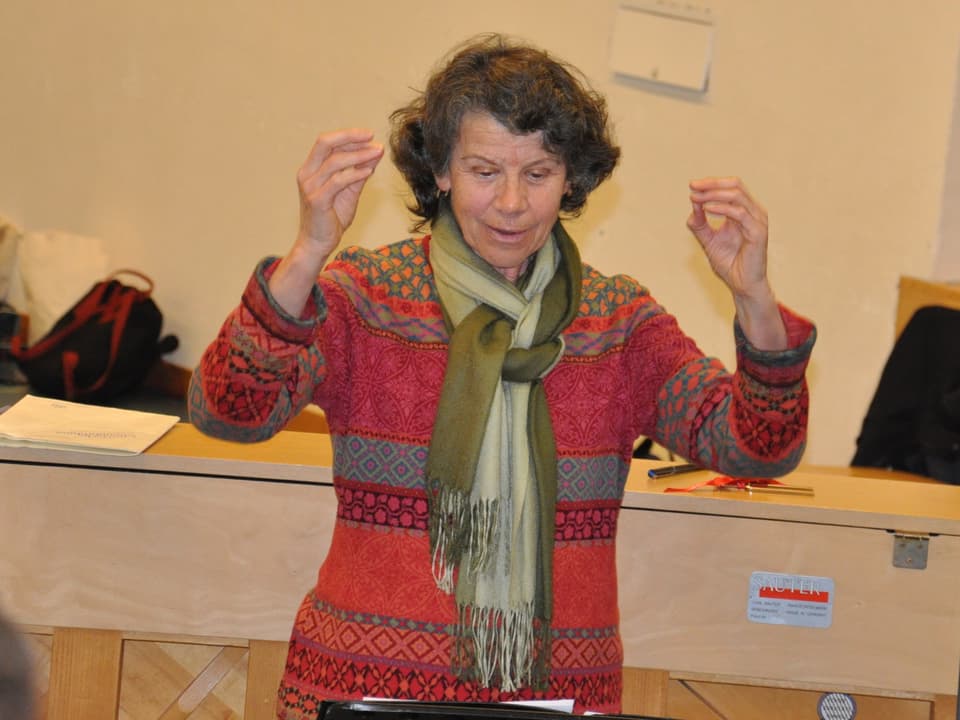 Josefina Blumenthal-Cadruvi en acziun. Ella è stada ina da las primas dirigentas sursilvanas.