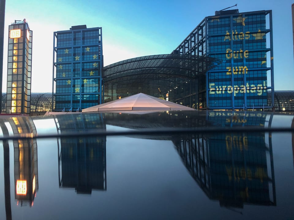 La staziun da Berlin en las colurs europeicas l'onn 2021.