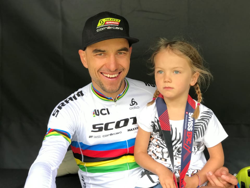 Nino Schurter cun sia figlia Lisa