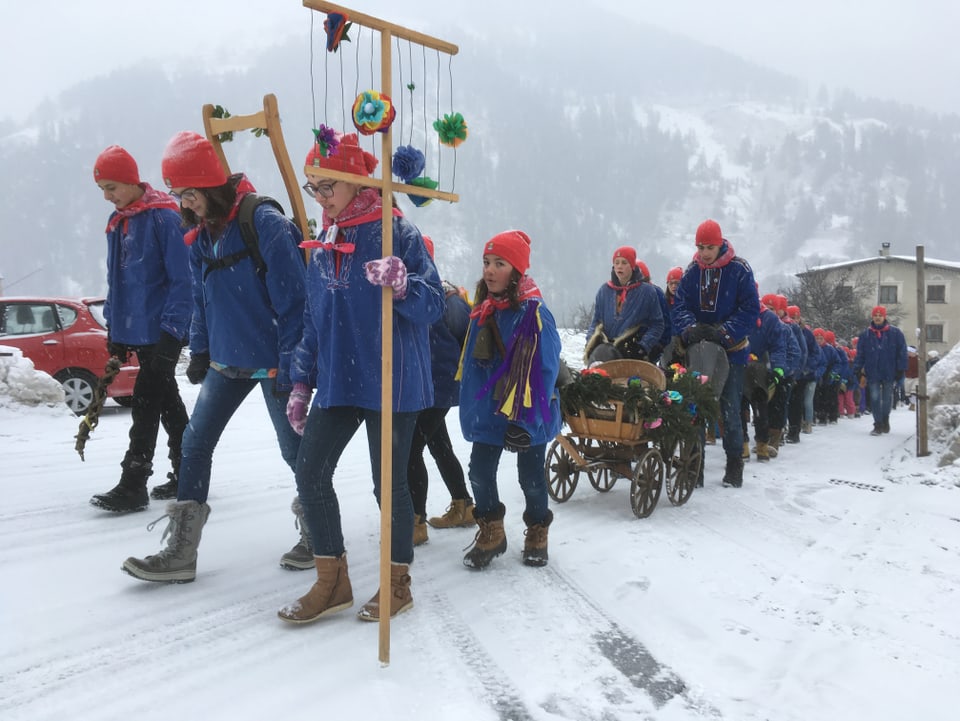 Uffants durant il til da Chalandamarz en Val Müstair. 