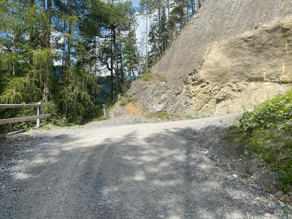 Ils proxims onns vegnan las curvas da la via vers Valplana betunadas e daventan uschia pli stabilas e dovran pli pauc mantegniment.