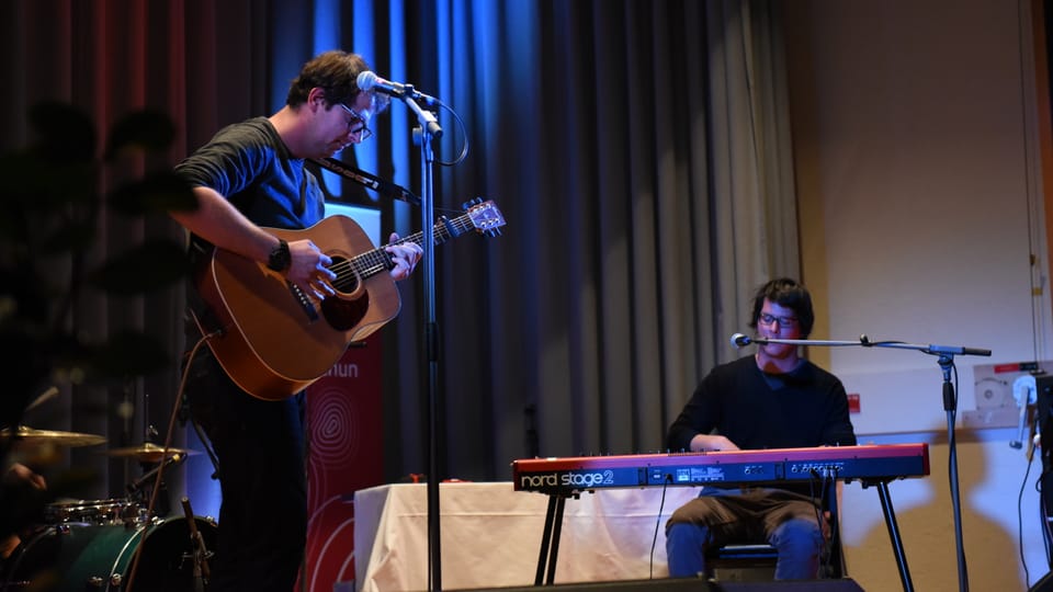 Curdin Nicolay e sia band Il chantautur Curdin Nicolay sin il palc.