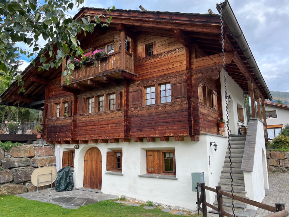 Wohnhaus in tradizioneller Holz- und Mauerbauweise